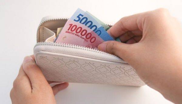 Menganalisis perbandingan upah harian untuk setiap jenis pekerjaan di hotel lewat tabel.