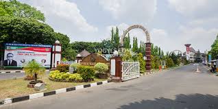 Mengukur jarak ideal saat memilih hotel dekat uny agar pejalan kaki tidak kelelahan saat menuju lokasi ujian.