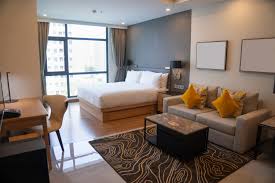 Mengecek puluhan daftar fasilitas hotel sebelum melakukan reservasi kamar untuk staycation liburan.