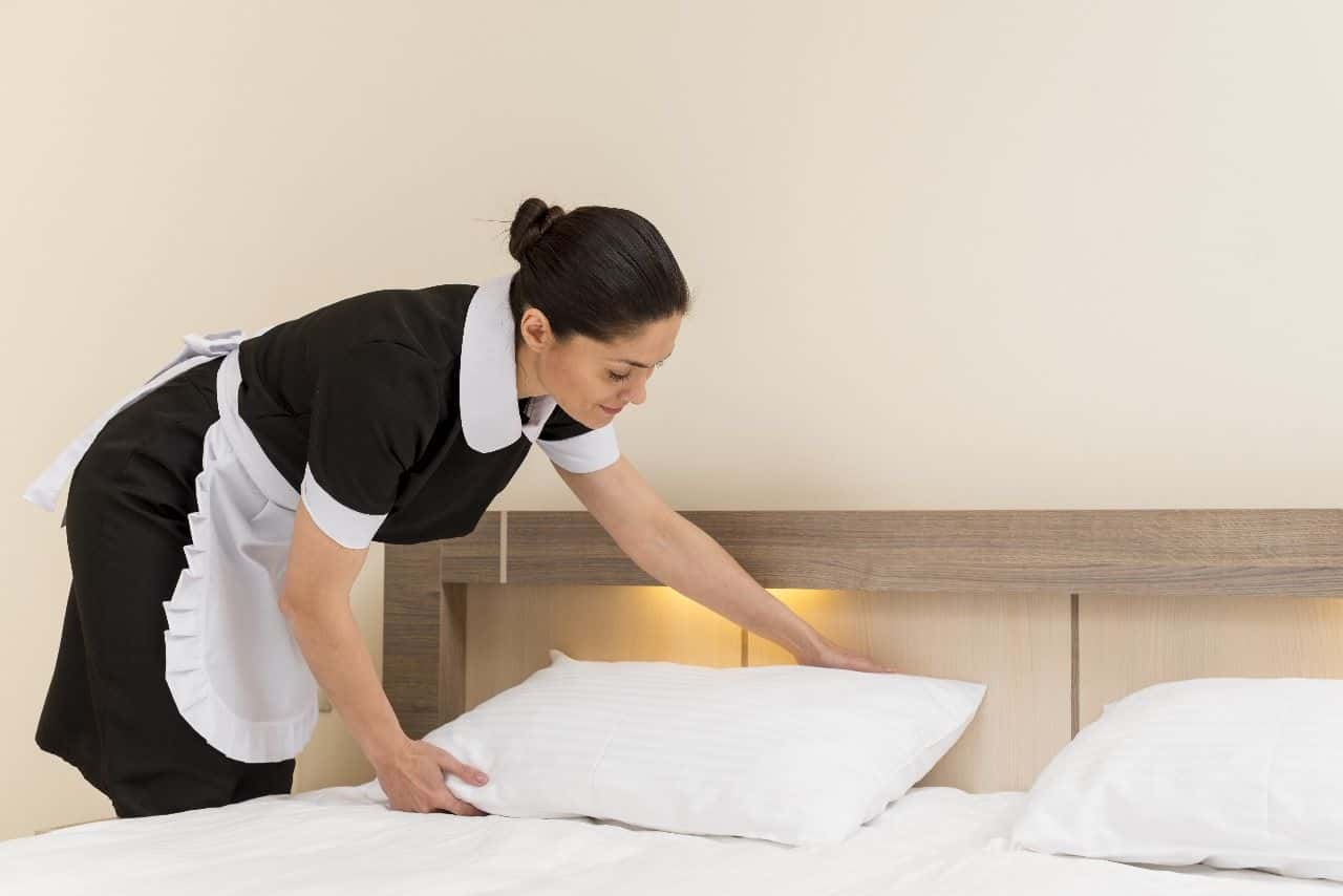  Memahami dasar profesi Room Attendant hotel bagi lulusan baru dan anak magang.
