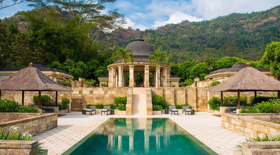 Rincian kemewahan Fasilitas Hotel Amanjiwo yang ditawarkan untuk tamu.