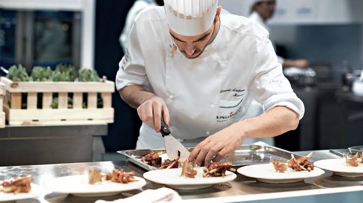 Memahami tugas harian dan ekspektasi Gaji chef hotel untuk pemula yang baru merintis karir.