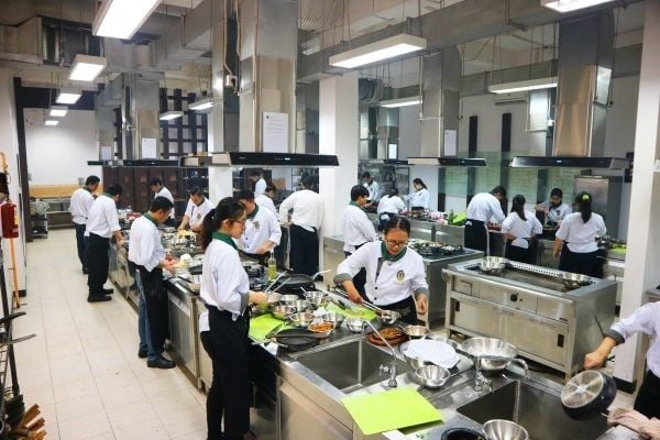 Memilih jurusan pendidikan yang tepat untuk mencapai standar Gaji chef hotel profesional.