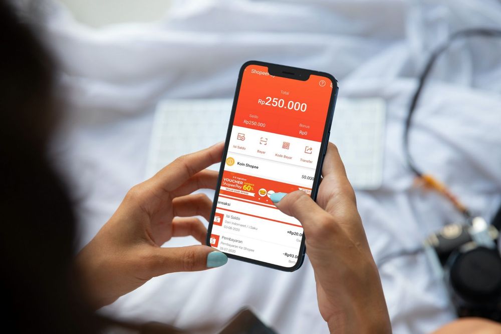 Memanfaatkan layanan isi ulang saldo dompet digital sebagai trik jitu berburu Voucher Hotel Murah.
