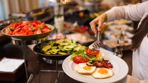 Memahami batasan dasar Etika sarapan di hotel saat mengambil makanan di area prasmanan restoran.