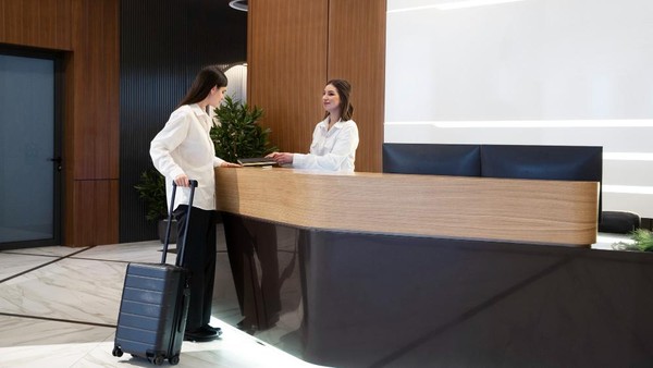 Melakukan negosiasi waktu dengan resepsionis untuk memastikan apakah memenuhi Syarat Early Check-In gratis.