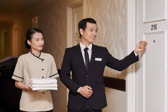 Menghitung prospek karir dan gaji Room Attendant hotel di industri pariwisata.
