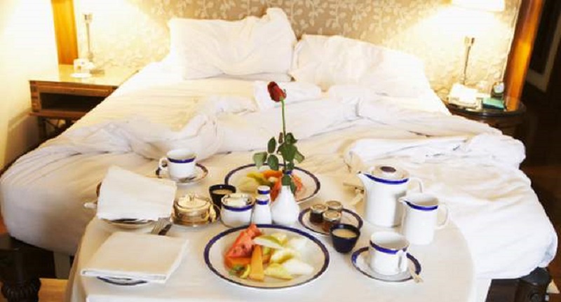 Memilih layanan antar kamar sebagai solusi resmi yang mematuhi Etika sarapan di hotel berbintang.
