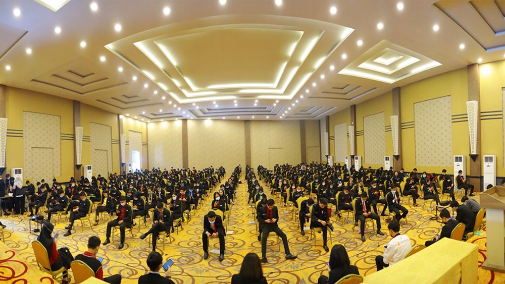 Mempersiapkan dokumen dan syarat penting sebelum membayar Biaya kursus perhotelan secara resmi.
